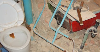 Профессиональный демонтаж перегородки ванной и туалета в Ступино - от 581 рублей